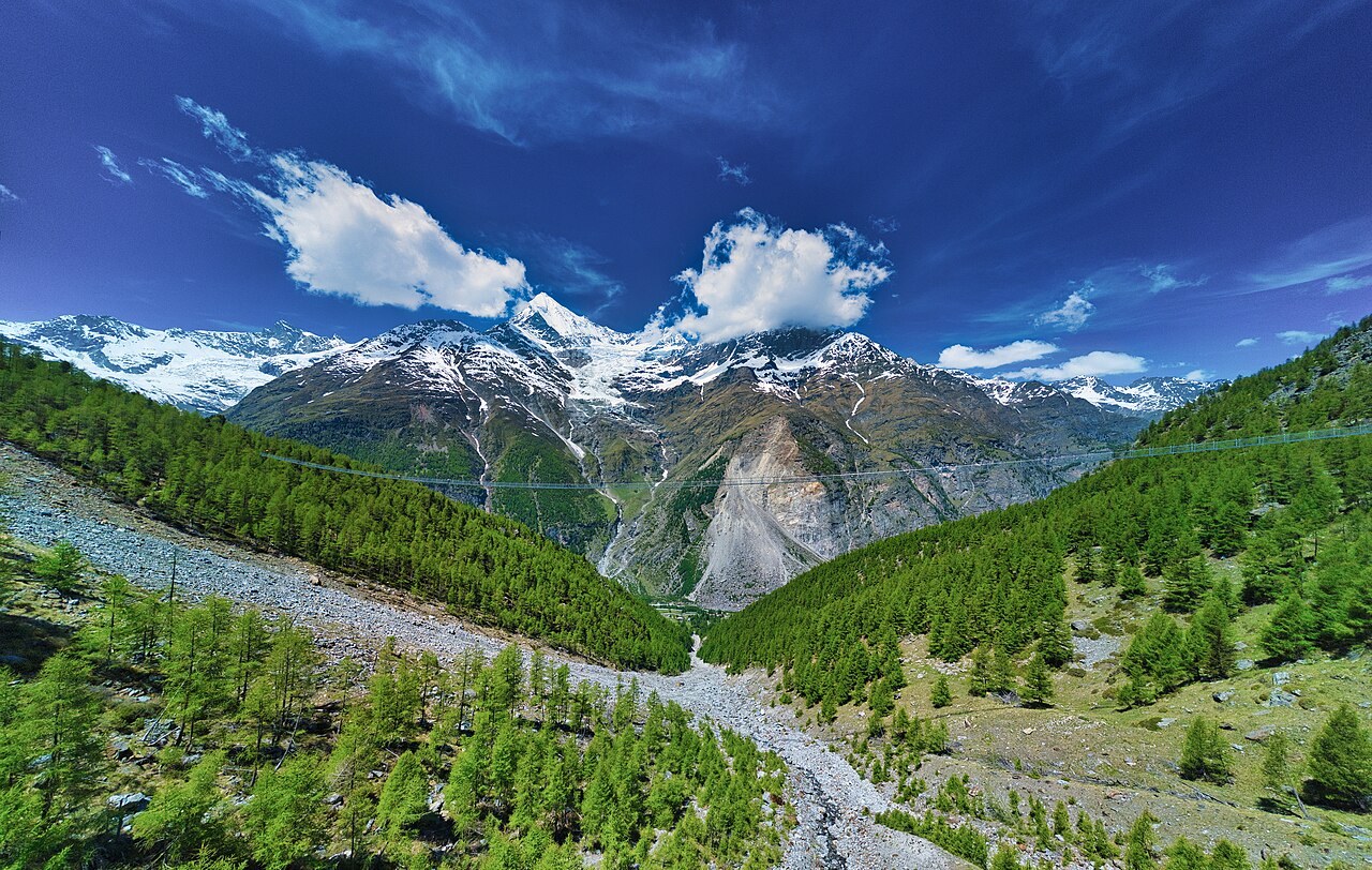 Panoramabild der Hängebrücke mit Weisshorn im Hintergrund.