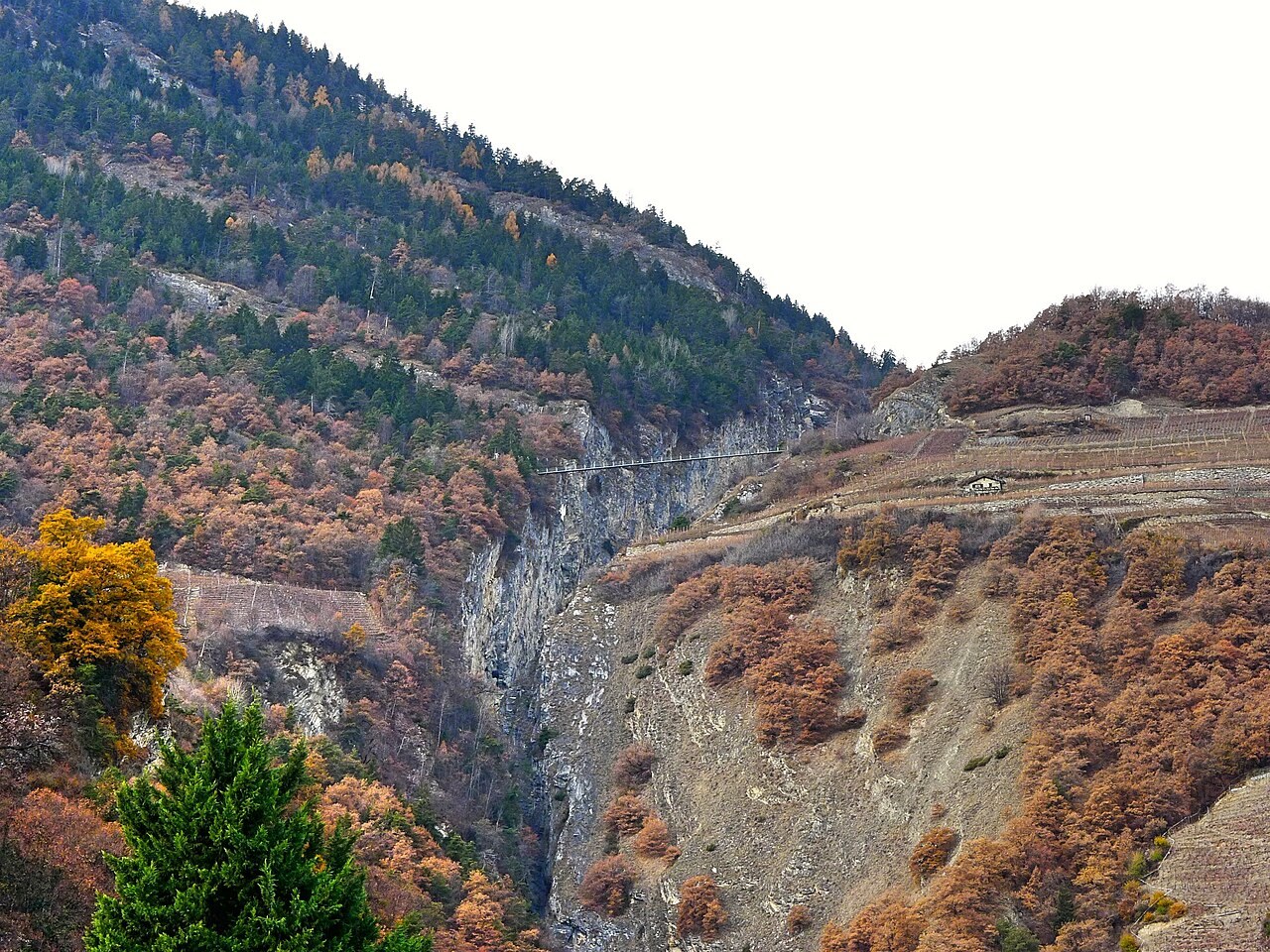 Blick aus der Rhoneebene bei Saillon die Höhe zur Passerelle à Farinet, die die Schlucht der Salentse überquert.