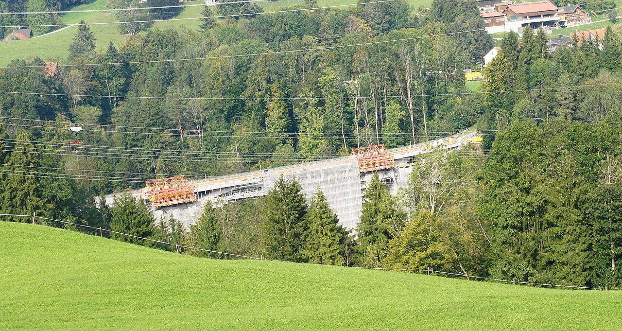 Die Gmündertobel-Brücke von Südwesten, Seite Stein AR, Blickrichtung Teufen AR, die Brücke ist mit einem Baugerüst versehen und nur einspurig befahrbar