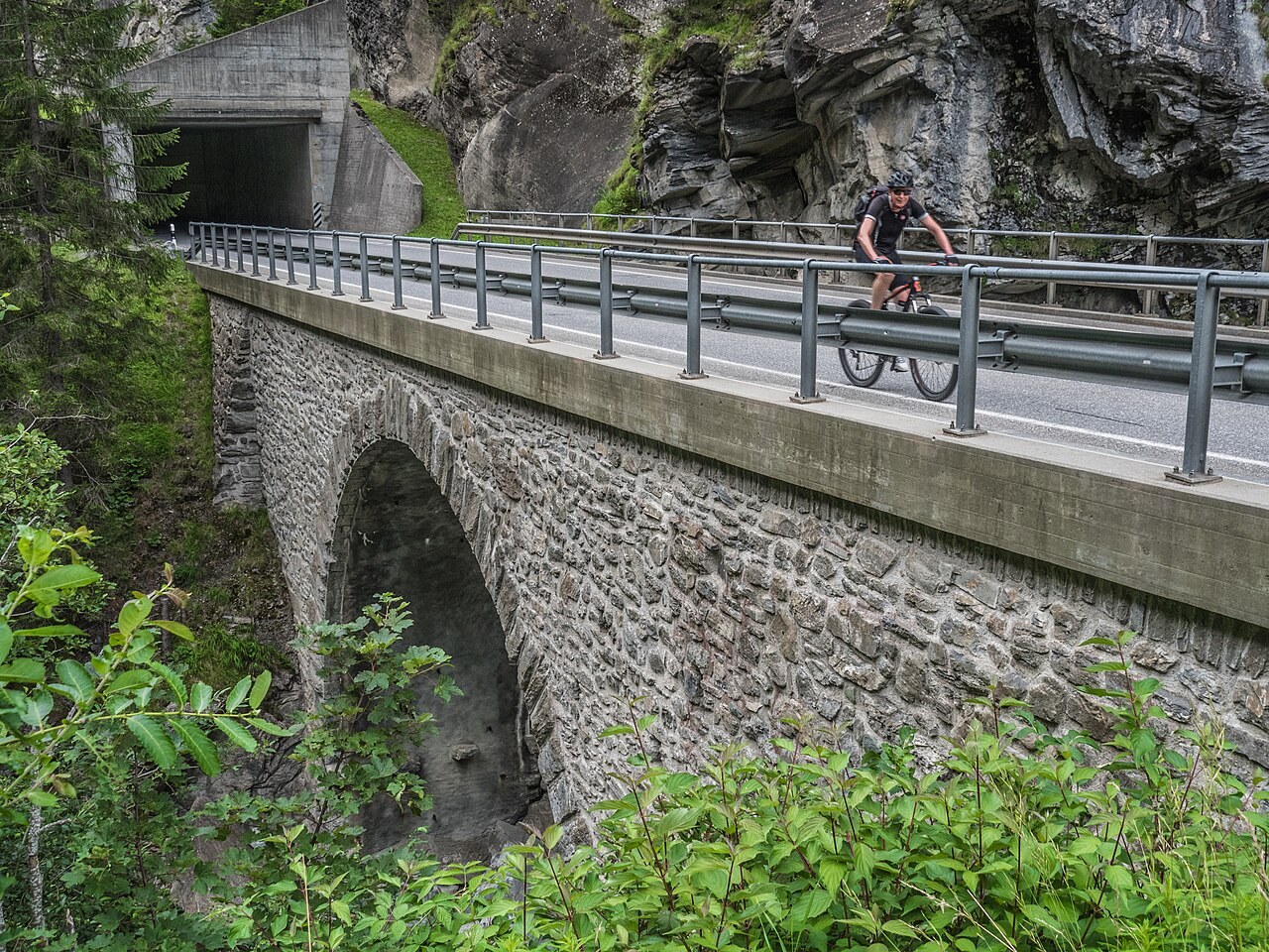 Hohe Brücke über den Valser Rhein, Vals GR