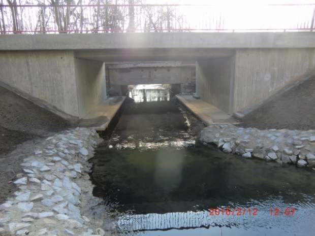 Ehem. B1/B5 Dorfstrassenbrücke / Neuenhagener Mühlenfließ, im Bldhintergrund