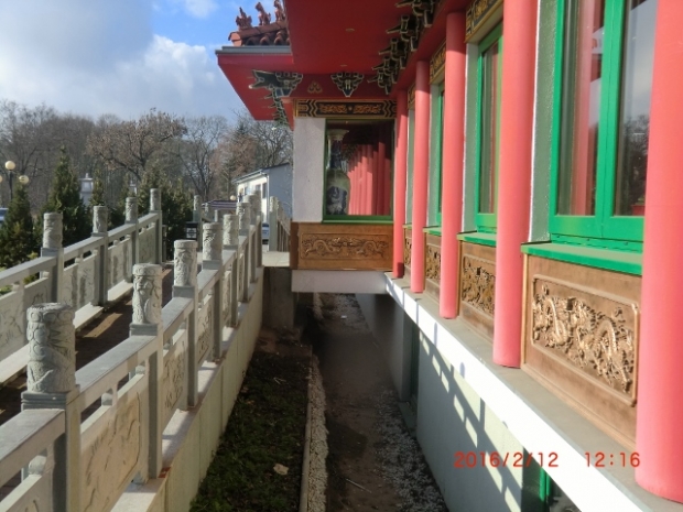 Fußwegbrücke des Chinarestauranteinganges/ Kellerlichtschachtstreifen