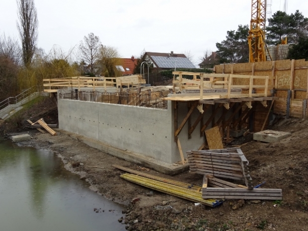 Zimmermann - Linden Straßenbrücke / Wuhle, Bau der Widerlager