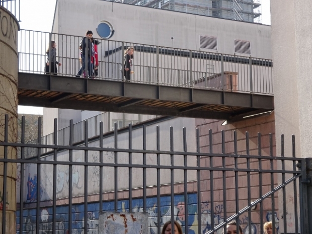 Fußwegbrücke Schulhof z.Park am jüdischen Museum / Privatstraße