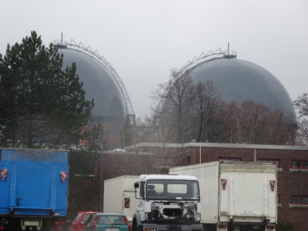 Arbeitswegbrücke zwischen 2 Kugelgasbehälter / Werksgelände