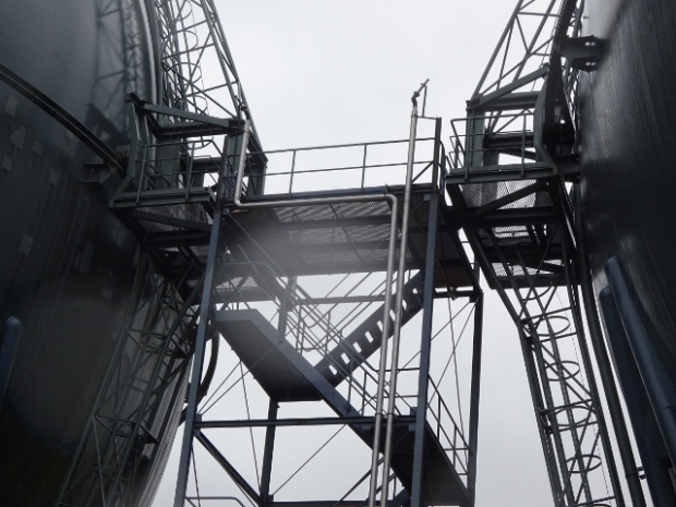 Arbeitswegbrücke zwischen 2 Kugelgasbehälter / Werksgelände