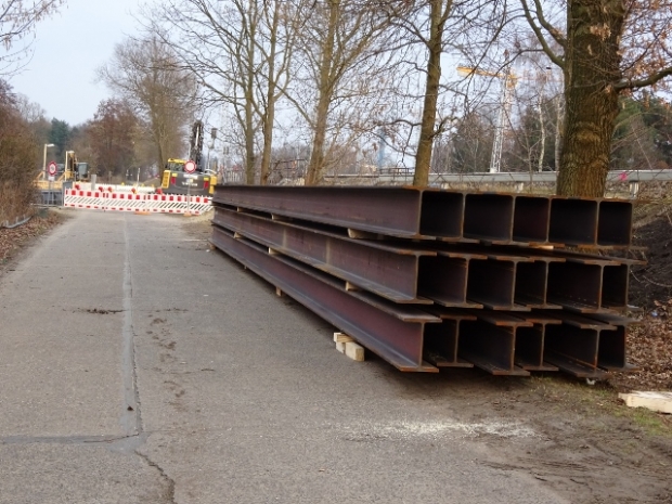 Kabelbrücke / Erpe mit Begleitweg, hinter den Trägern rechts im Bild