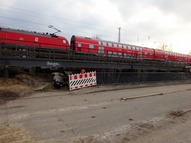 Kabelbrücke / Erpe mit Begleitweg,im Bildvordergrund