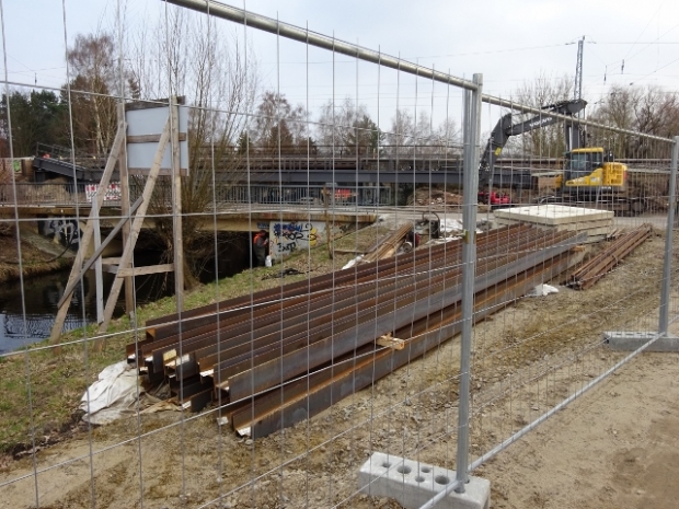 Straßenbrücke Hinter dem Kurpark / Erpe, im Bildhintergrund