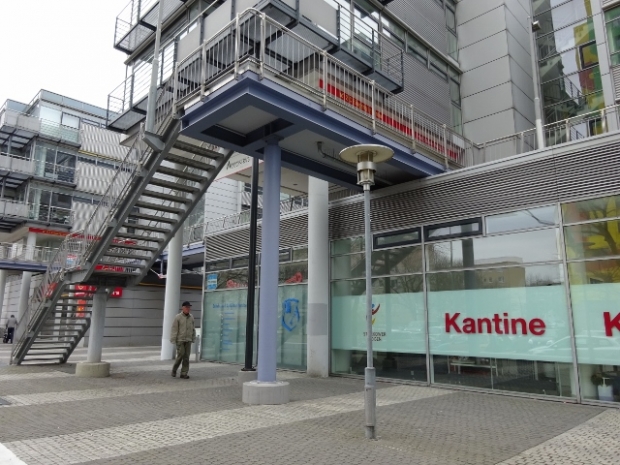 Fußwegbrücke zwischen Aufgang und Hauptgang / Straßenland