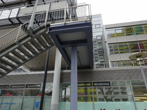 Fußwegbrücke zwischen Aufgang und Hauptgang / Straßenland