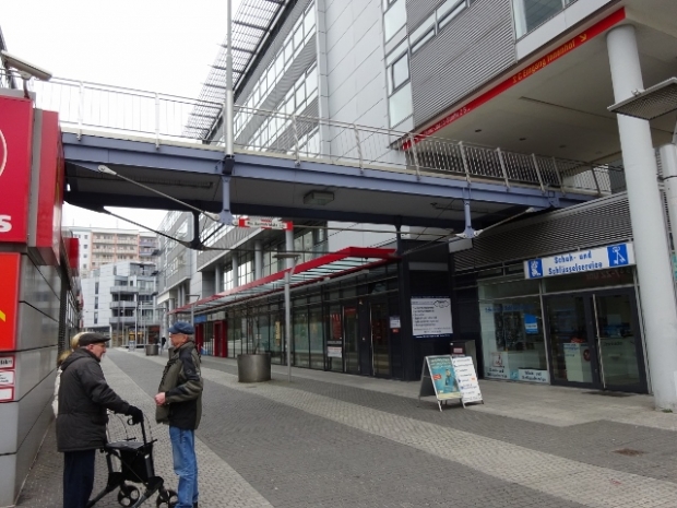 Fußwegbrücke / Durchgang zum Innenhof