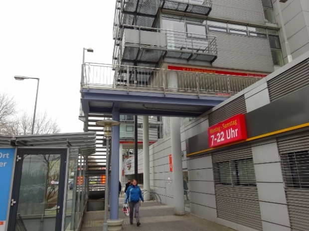 Fußwegbrücke zwischen Aufgang und Hauptgang / Straßenland