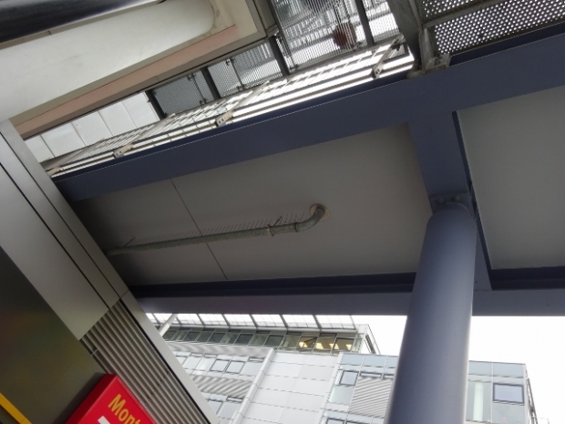 Fußwegbrücke zwischen Aufgang und Hauptgang / Straßenland