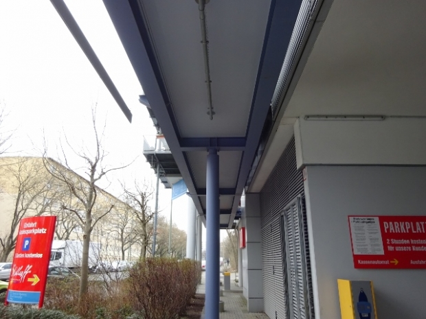 Fußwegbrücke / Durchgang zum Innenhof ( Garagenhof)