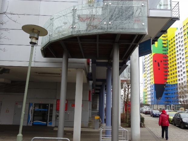 Fußwegbrücke / Durchgang zum Innenhof ( Garagenhof)