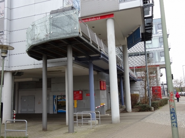 Fußwegbrücke / Durchgang zum Innenhof ( Garagenhof)