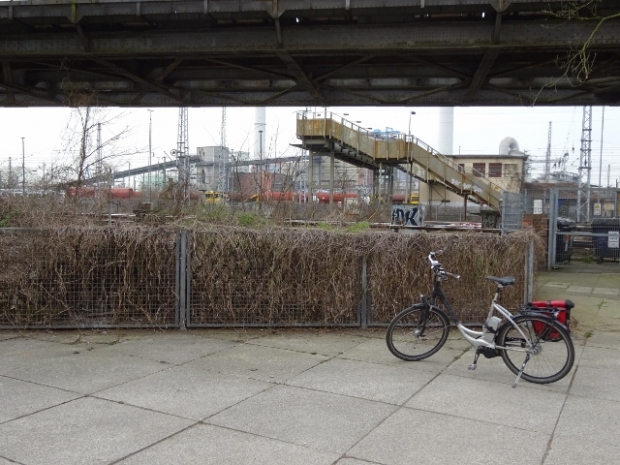 Fußgängerbrücke auf Betriebsgelände der Deutschen Bahn, in Bildmitte rechts