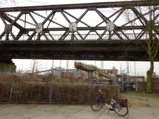 Brennstoffförderbrücke / Betriebshofgelände des Kraftwerkes Klingenberg, sehr qweit entfernt hinten links