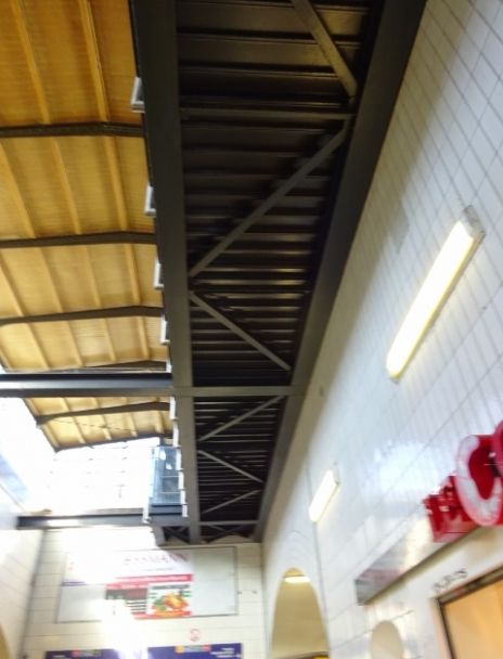 Fußwegbrücke Zugang zum Fahrstuhl / Bahnhofshalle Bf. Köpenick