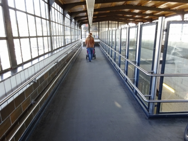 Fußwegbrücke Zugang zum Fahrstuhl / Bahnhofshalle Bf. Köpenick
