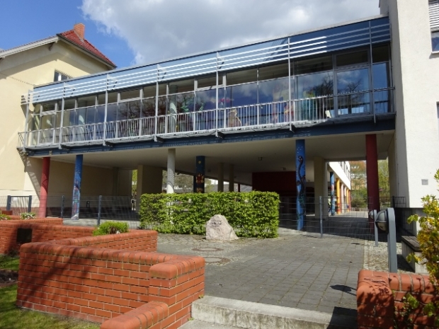 Fußwegbrücke an einem Schulgbäude / Schulhof