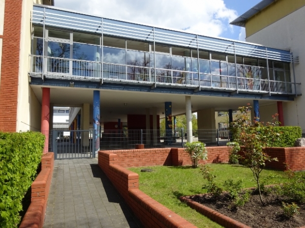 Fußwegbrücke an einem Schulgbäude / Schulhof