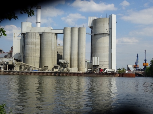Kleine Fußwegbrücke Haupt- Dreiersilo / Zememtwerk Klingenberg, oben rechts im Bild