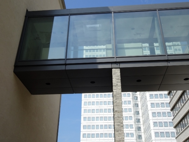 Fußwegbrücke / Gelände der Rentenversicherungsanstalt