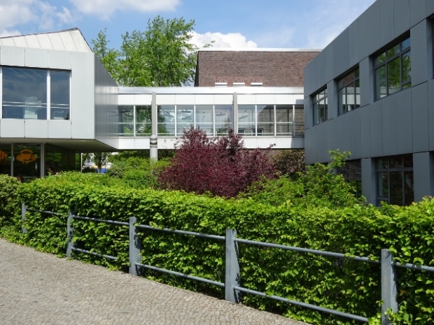 Fußwegbrücke am Infopavillion des RBB / Durchgang und Grünanlage