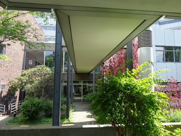 Fußwegbrücke am Infopavillion des RBB / Durchgang und Grünanlage