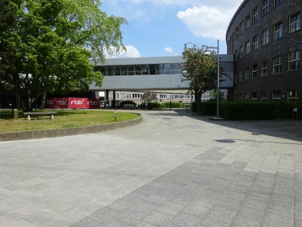 Gebäudeverbindungsbrücke / Firmendurchfahrt des RBB