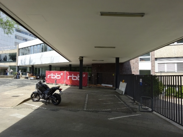 Gebäudeverbindungsbrücke / Firmendurchfahrt des RBB