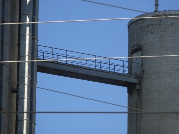 Kleine Fußwegbrücke Haupt- Dreiersilo / Zememtwerk Klingenberg