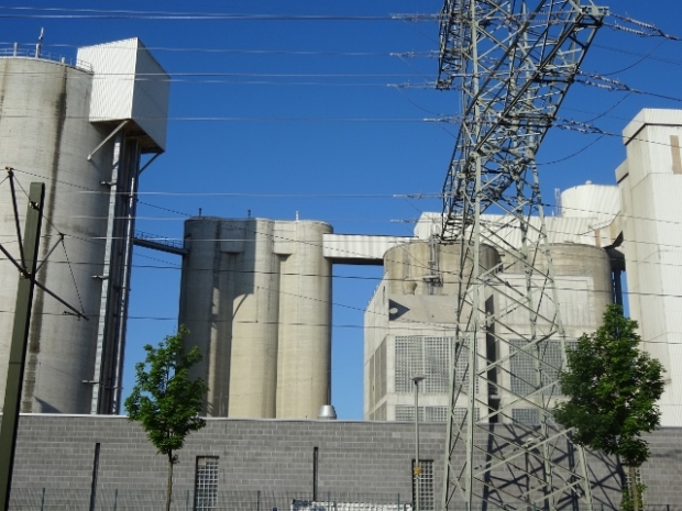 Kleine Fußwegbrücke Haupt- Dreiersilo / Zememtwerk Klingenberg, links im Bild