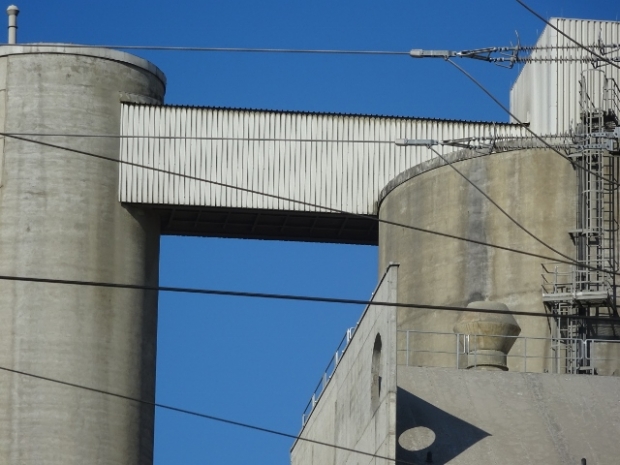 Transportwegbrücke zwischen Silos / Werksgelände Zementwerk