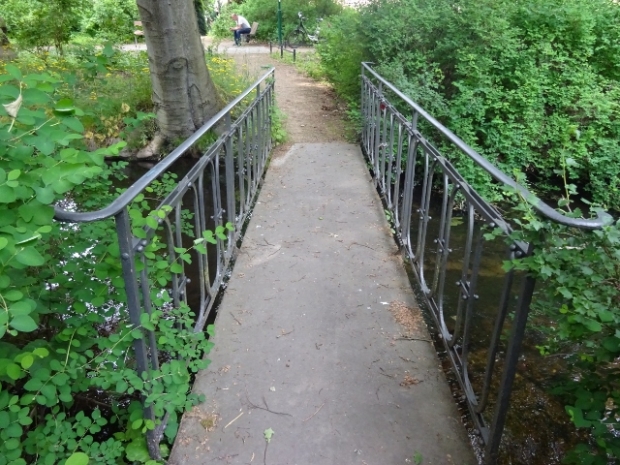 Fußwegbrücke am Ehrenhain / Nieplitz