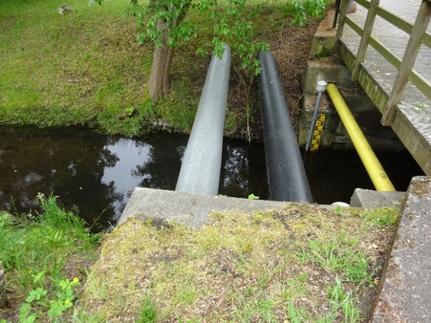 Fußwegbrücke der Treuenbrietzener Straße / Bardenitzer Fließ,rechts im Bild
