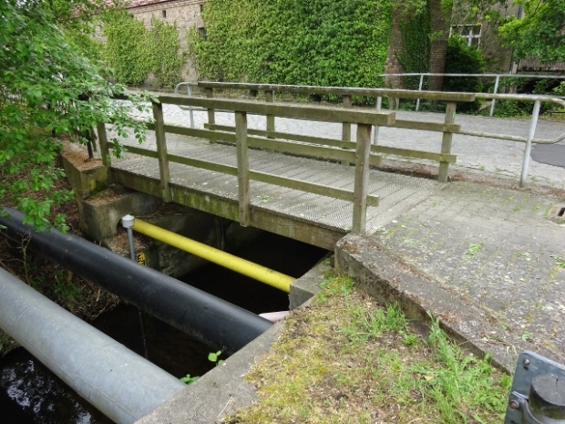 Fußwegbrücke der Treuenbrietzener Straße / Bardenitzer Fließ, mit Holzgeländer