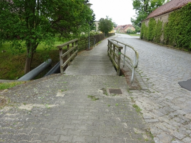 Fußwegbrücke der Treuenbrietzener Straße / Bardenitzer Fließ, in der Bildmitte