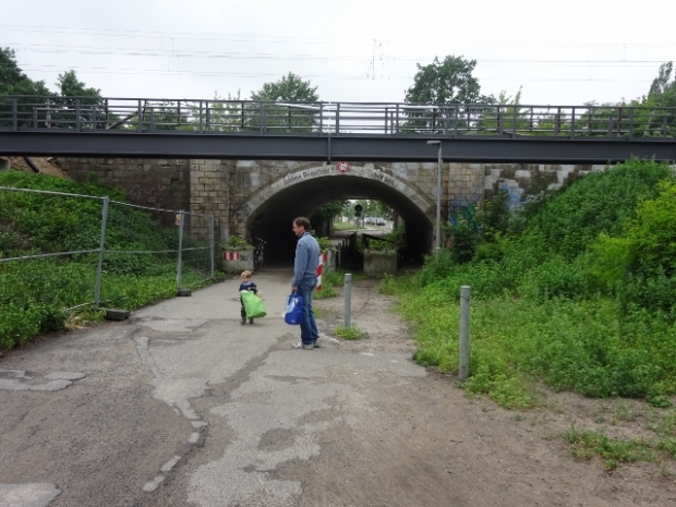 Kabelbrücke / Maria Matray Straße , im Bildvordergrund