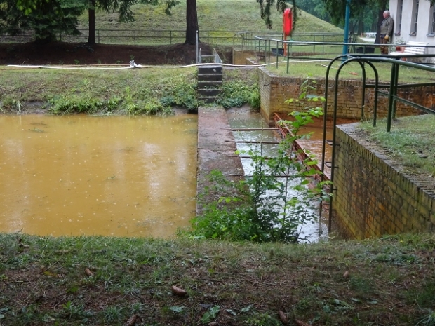 Westliche Arbeitswegbrücke / Klärbecken im Wasserwerk Wuhlheide im hinteren Bildbereich