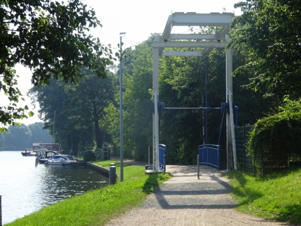 Fuß- und Radwegbrücke am linken Spreeufer / Hafenzufahrt