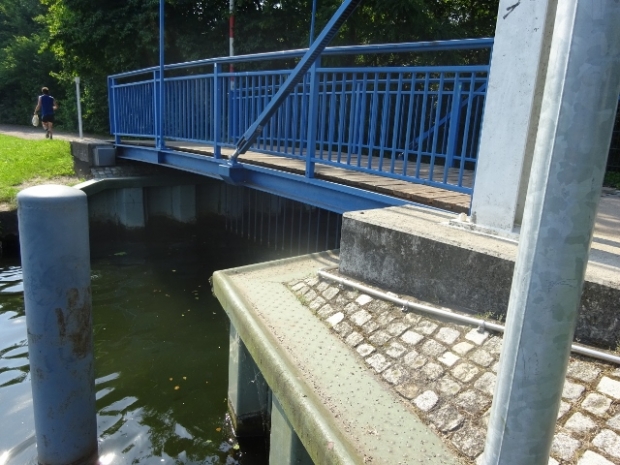 Fuß- und Radwegbrücke am linken Spreeufer / Hafenzufahrt