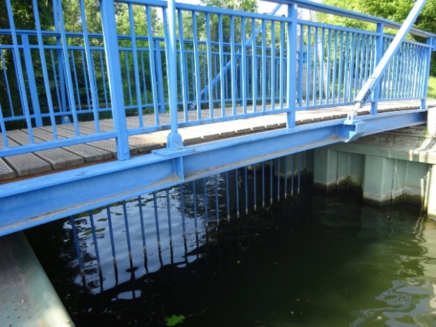 Fuß- und Radwegbrücke am linken Spreeufer / Hafenzufahrt