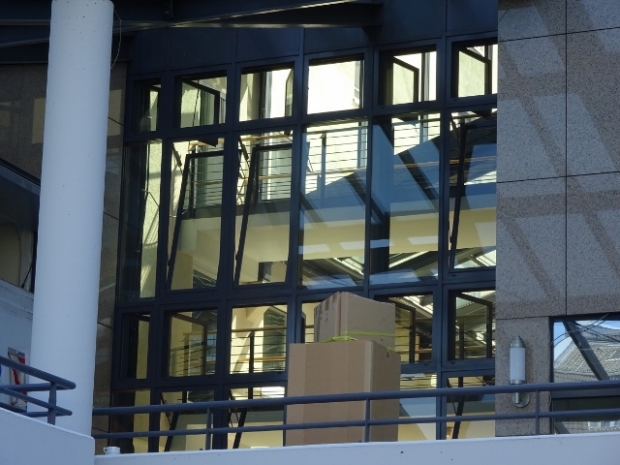 Fußwegbrücke 1. Etage / Saalzugang im Hotel Estrel , unten im Bild