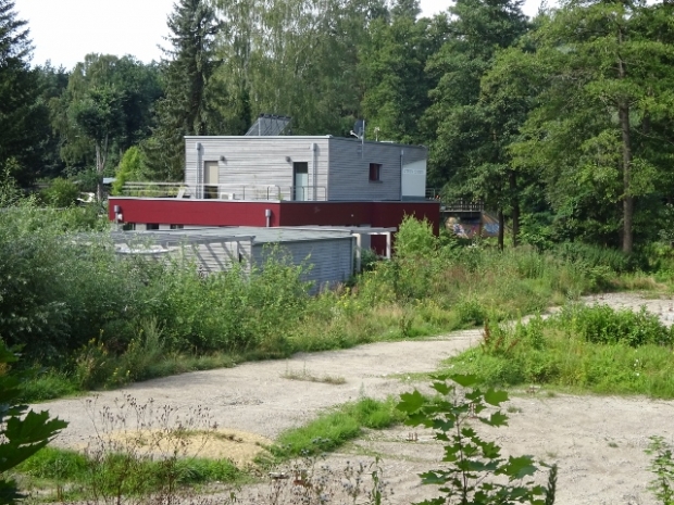 Fußgängersteg Hessenwinkel ( Russenbrücke ) / Ursprungsspree, rechts vom Haus