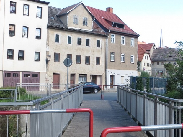 Fußwegbrücke Gerberstraße - Badweg / Lache ( Saaleumflut )