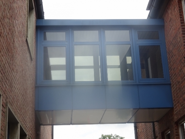 Gebäudeverbindungsbrücke / Zufahrt zum Hinterhausparkplatz