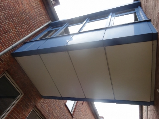 Gebäudeverbindungsbrücke / Zufahrt zum Hinterhausparkplatz